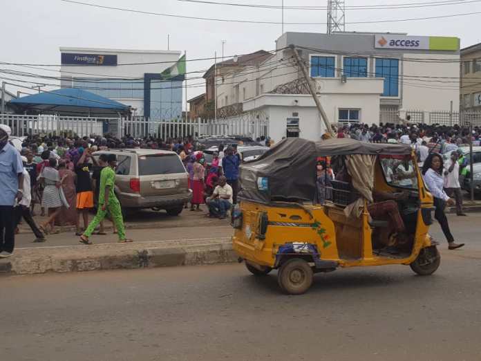 Lagosians Adhere To Face Masks Order, Snub Social Distancing As Economy Re-opens