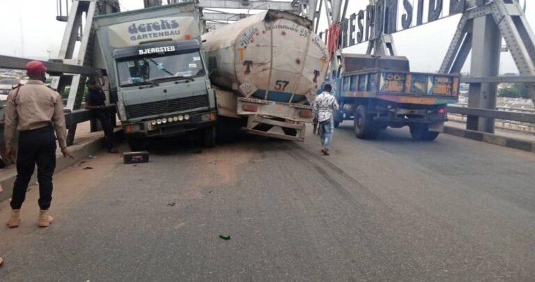 5 Escapes Death As Fuel Tanker, Truck Collide On Onitsha Bridge