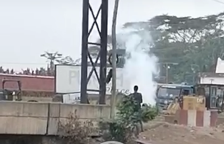 Breaking News: Burst NNPC Gas Pipeline On Lagos-Ibadan Expressway Causes Girdlock