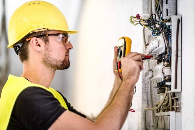 Ways to minimize electrical safety related issues in workplace