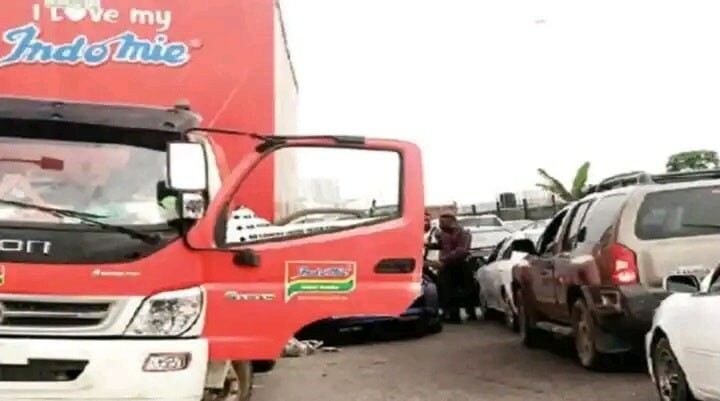 Lagos female traffic warden crushed to death by a truck driver