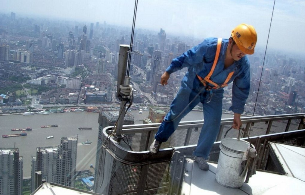 Whether you work at height everyday or just once in a while, your safety focus during those times is of utmost importance.
