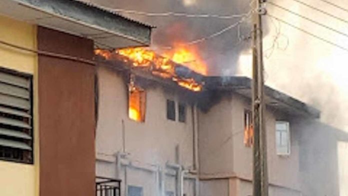 BREAKING: Fire Guts Building In Amuwo Odofin
